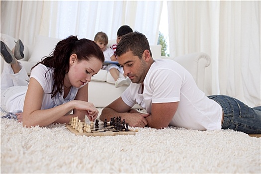 情侣,玩,下棋,地板,客厅