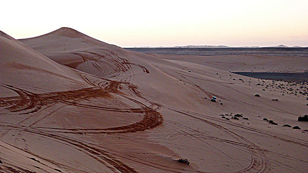 libya,grand,erg,oriental,ras,al-ghoul,4x4,driving,through,the,desert