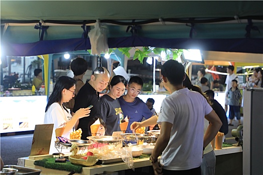 美食街烟火气十足,夜市成为消夏避暑好去处