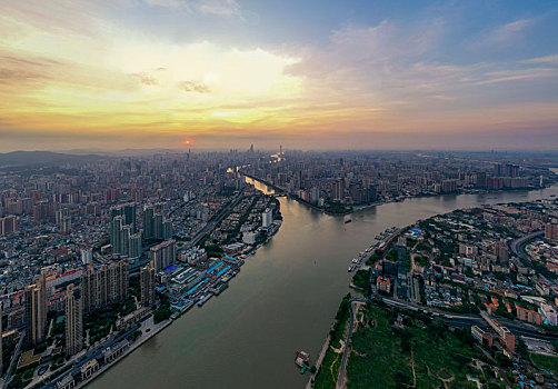 中国广东广州,航拍珠江白鹅潭的自然与城市景观