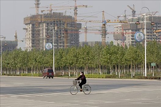 骑自行车,街道,背景,多层建筑,施工,北京,中国