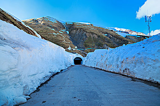 新疆,雪山,蓝天白云,道路