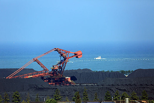 山东省日照市,碧海与帆船辉映下的海龙湾风景如画