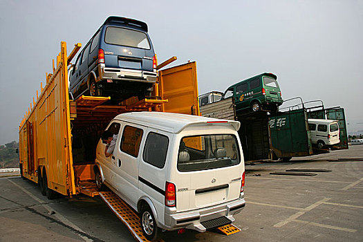 重庆长安民生物流的储运库员工为长安汽车出库装载
