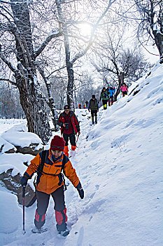 冬天雪地徒步健身