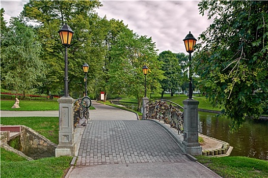 小桥,路灯柱,运河,城市公园,里加,拉脱维亚