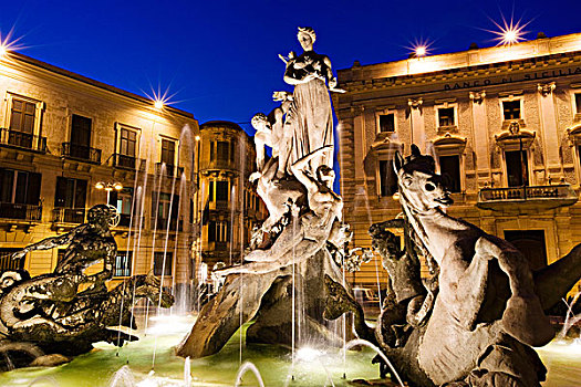 阿特米斯,喷泉,广场,夜景,锡拉库扎,西西里,意大利,欧洲