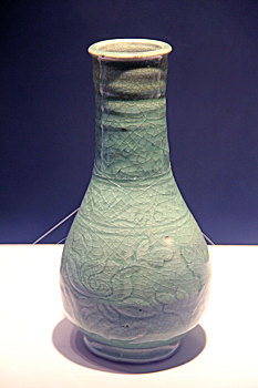 龙泉窑青釉长颈瓶