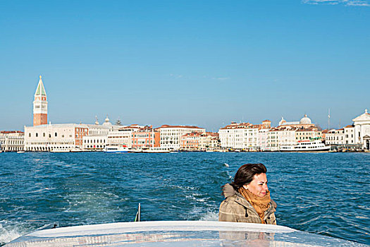 女人,站立,背影,船,风景,海岸线,大运河,远景,威尼斯,威尼托,意大利