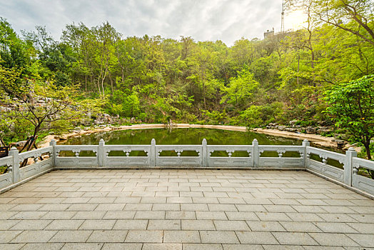 中国江苏南京栖霞山的池塘和园林