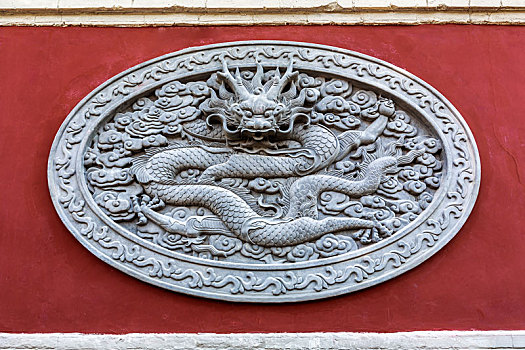 中国山东省泰安市岱庙里的龙雕影壁