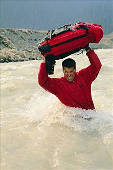 男人,河,背包,落基山脉,艾伯塔省,加拿大