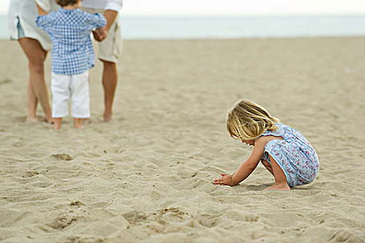 小女孩,玩,沙子,海滩,家庭,背景