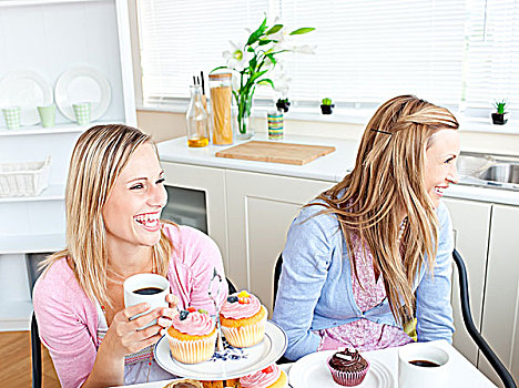 两个,笑,女性朋友,吃,糕点,喝咖啡,厨房
