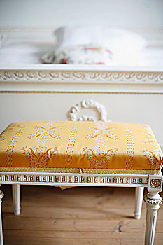 老式,凳子,涂绘,白色,金色,图案,遮盖,脚,床
