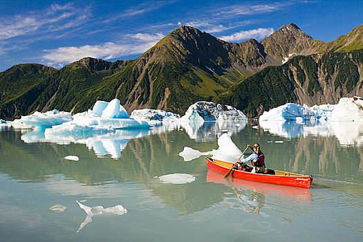 女性,独木舟浆手,短桨,冰山,湖,靠近,奇奈峡湾国家公园,肯奈半岛,阿拉斯加,夏天