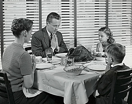夫妻,两个孩子,祈祷,餐桌,感恩节