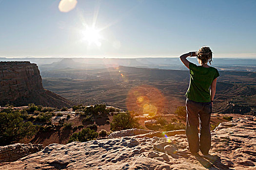 女人,看,上方,峡谷,山谷,落日,峡谷地国家公园,科罗拉多,美国