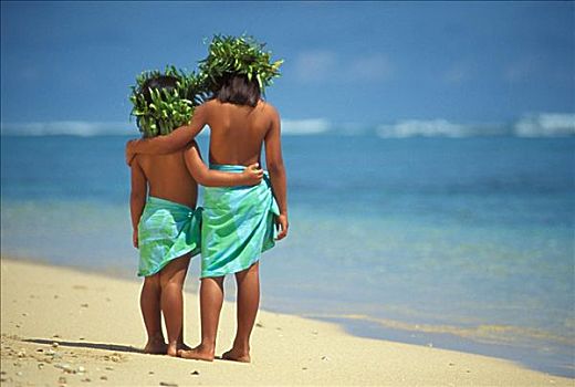 两个,玻利尼西亚人,女孩,沙滩裙,花环,脸,水,相拥,后面