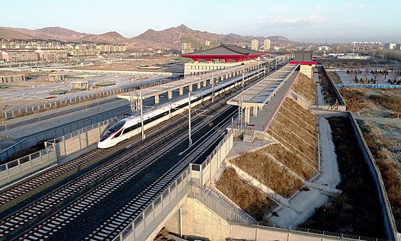 世界首条智能化高速铁路京张高铁复兴号驶过宣化北站