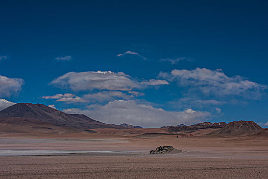 玻利维亚乌尤尼山区越野车