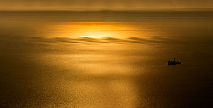 金黄海面上漂浮的船
