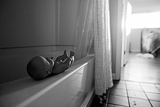 内景,浴室,娃娃,躺着,边缘,浴缸