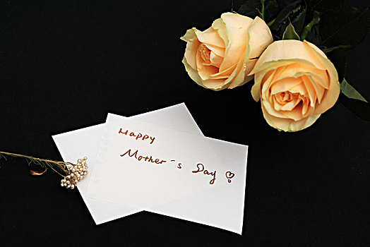 母亲节日卡片和黄色玫瑰花
