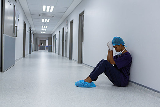 女性,外科,额头,坐在地板上,走廊,医院