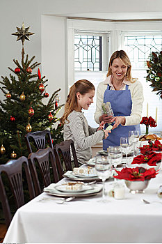 母女,摆餐具,圣诞晚餐