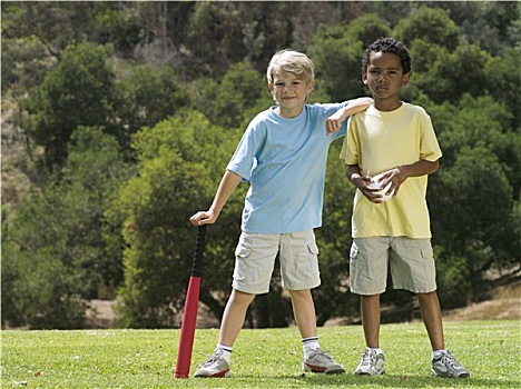 两个男孩,7-9岁,站立,草,公园,垒球,球棒,球,微笑,头像