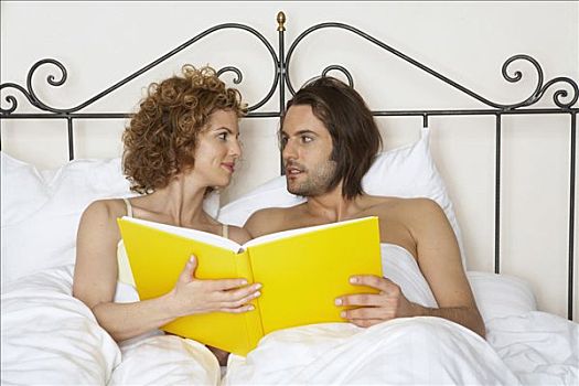 年轻,情侣,床上,拿着,黄色,书本