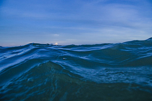 海浪,浪花,波浪,水浪,波纹,浪潮,浪,海洋,大海,海,海水,海平面,起伏,波幅,水,溅,蓝色,深蓝,冷色,移动,动感,流动,流线,纯,特写,蓝天,白云