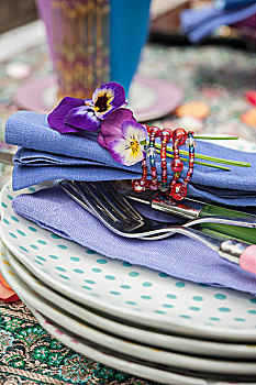 堇菜属,蓝色,亚麻布,餐巾,系,珠子,餐巾环,一堆,盘子