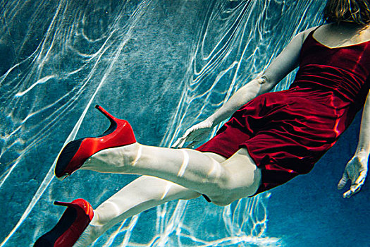 成年,女人,穿,红裙,高跟鞋,游泳,水下视角