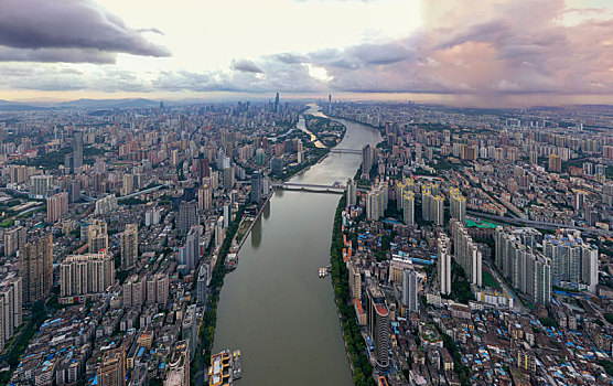 中国广东广州,夏末晨曦中的广州塔和珠江穿城而过的景观