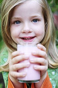 小女孩,玻璃杯,草莓牛奶