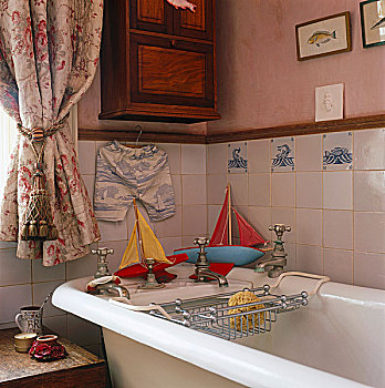 家庭,浴缸,围绕,墙壁,陶瓷,砖瓦,玩具,船,沐浴时间