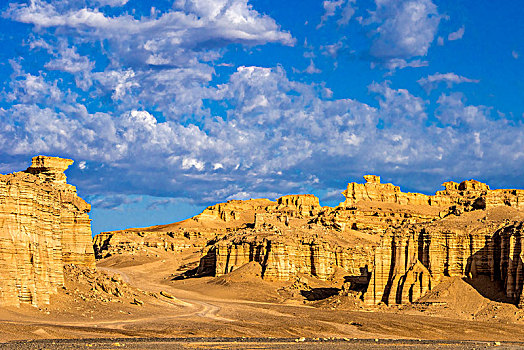 新疆,罗布泊,雅丹地貌,沙漠,沙岩,蓝天,风光,光