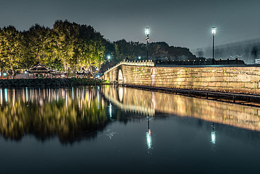 杭州西湖断桥夜景