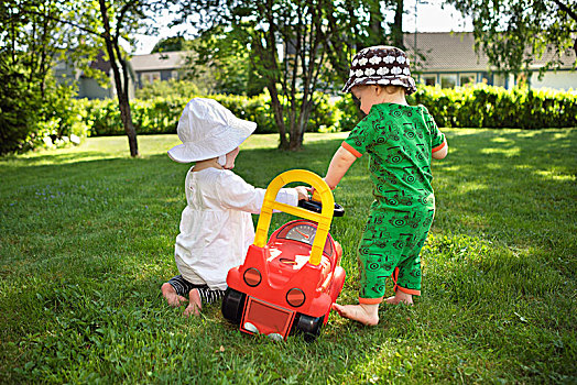 男孩,女孩,玩,玩具车,花园,瑞典