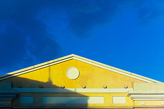 蓝天与黄色建筑