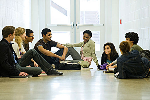 学生,休闲,一起,坐,学校,走廊,地面