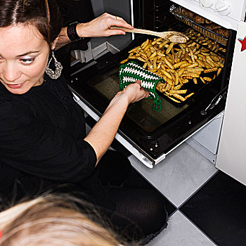 女人,制作,炸薯条,瑞典