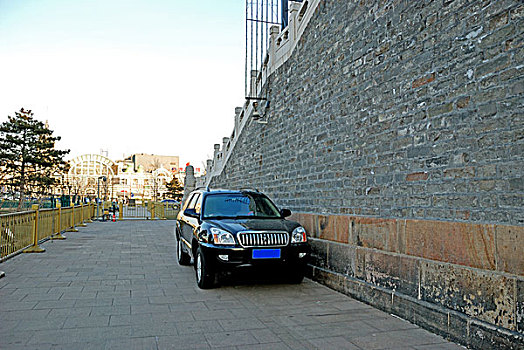 北京古城墙下的汽车