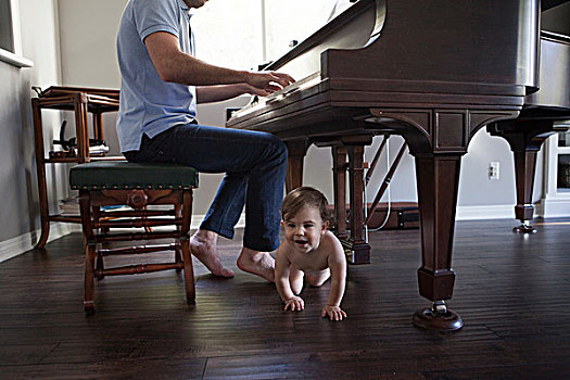 父亲,演奏,钢琴,男婴,爬行,脚