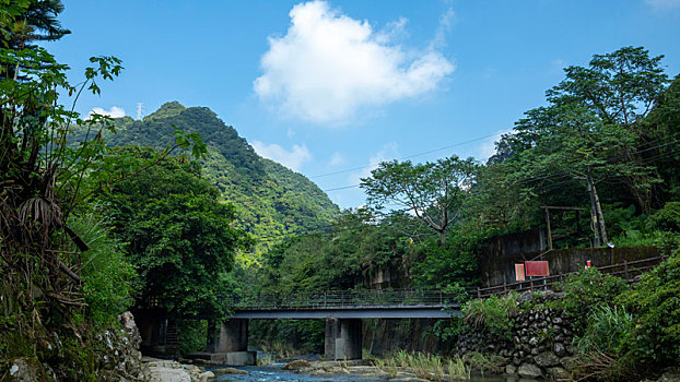 山谷里翠绿的小溪上石头砌出来的拱桥