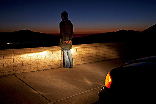 女人,看,日落,汽车,前灯,约书亚树国家公园,加利福尼亚,美国