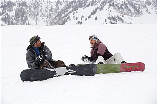 中年,夫妻,坐,雪,滑雪板