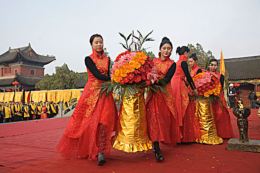 太昊陵祭祀活动中敬献花篮